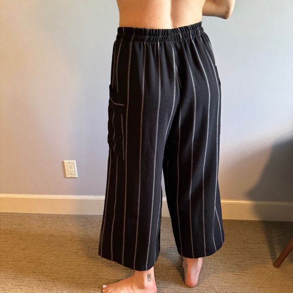 Moonlight Black & White Capris - Picture 3 of 9